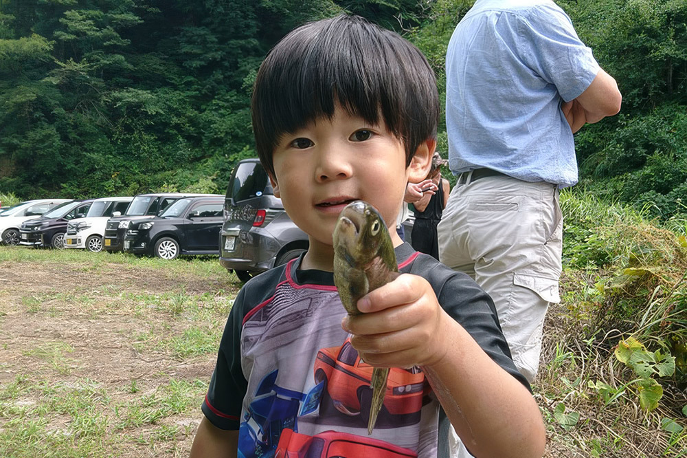 川魚のつかみ取り